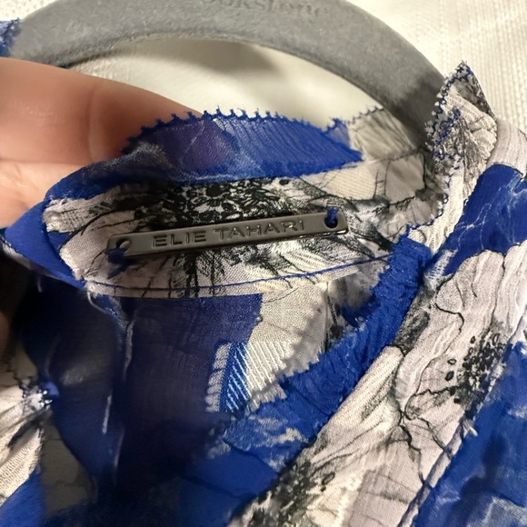Elie Tahari Trixie Ruffle Blue and White Floral Textured Sleeveless Blouse - Picture 5 of 10
